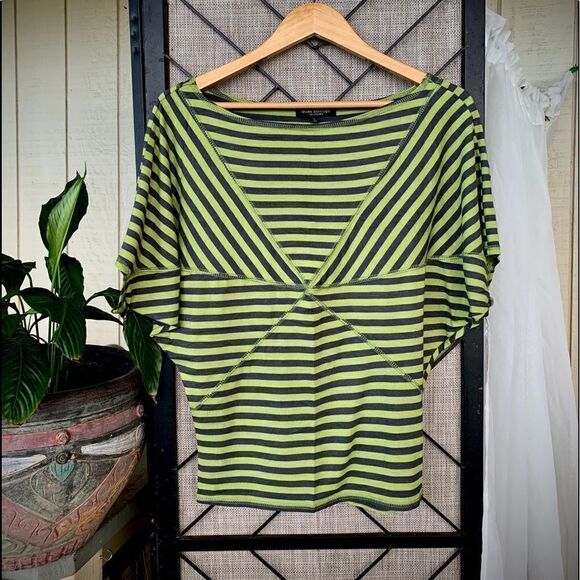Green Envelope Geometric Striped T-Shirt Small - Picture 1 of 2
